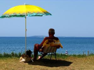 reading on the beach free image