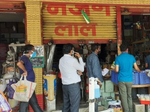 Maharashtra, India buying essential groceries covid